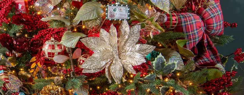 Sapin de Noël d’antan avec nœuds tartan et poinsettias dorés
