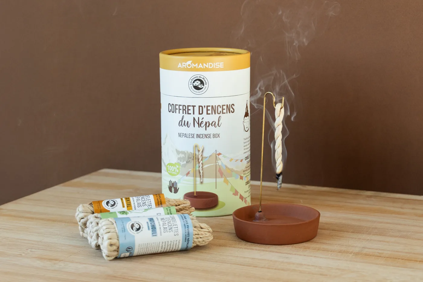 Coffret d’encens du Népal Aromandise avec cordelettes d’encens et porte-encens sur une table en bois