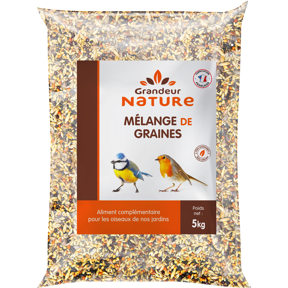Mélange de graines, de fruits et d'insectes pour les oiseaux du jardin.